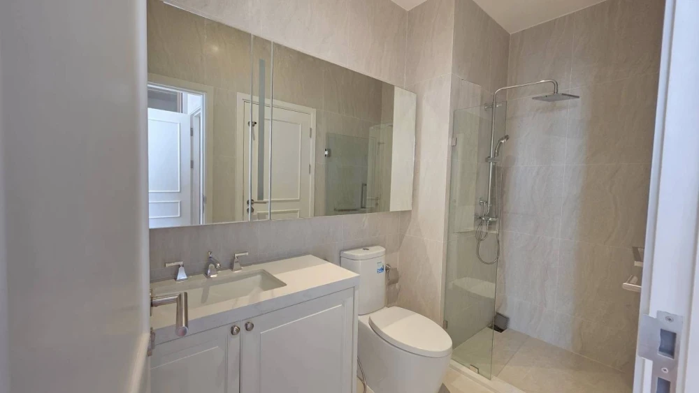 For rent: Altitude Symphony Charoenkrung–Sathorn, high floor unit, spacious and comfortable, fully furnished. Book now!