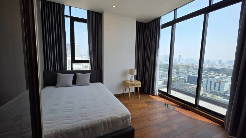 For rent: Altitude Symphony Charoenkrung–Sathorn, high floor unit, spacious and comfortable, fully furnished. Book now!