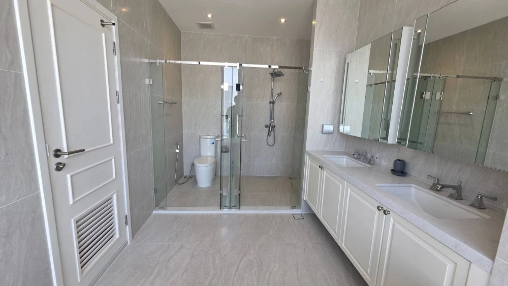 For rent: Altitude Symphony Charoenkrung–Sathorn, high floor unit, spacious and comfortable, fully furnished. Book now!