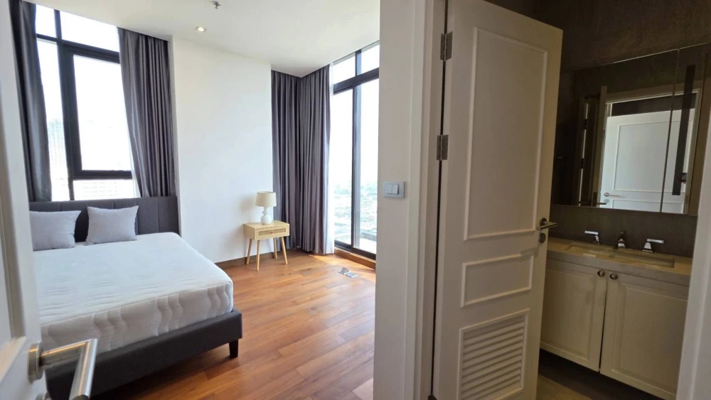 For rent: Altitude Symphony Charoenkrung–Sathorn, high floor unit, spacious and comfortable, fully furnished. Book now!