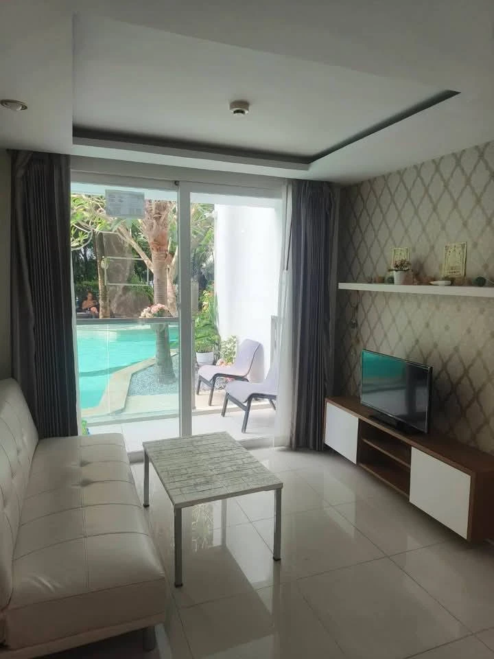 For rent: Amazon Resident Pattaya (Jomtien), room next to the swimming pool, walk straight into the pool, comfortable room, not cramped, must book lik