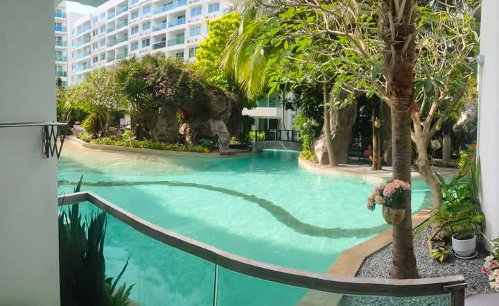 For rent: Amazon Resident Pattaya (Jomtien), room next to the swimming pool, walk straight into the pool, comfortable room, not cramped, must book lik