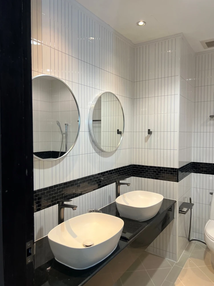 For rent: AP CitiSmart Sukhumvit 18, 2 bedrooms, 2 bathrooms, 1 walk-in closet. Book now! Don't miss out!