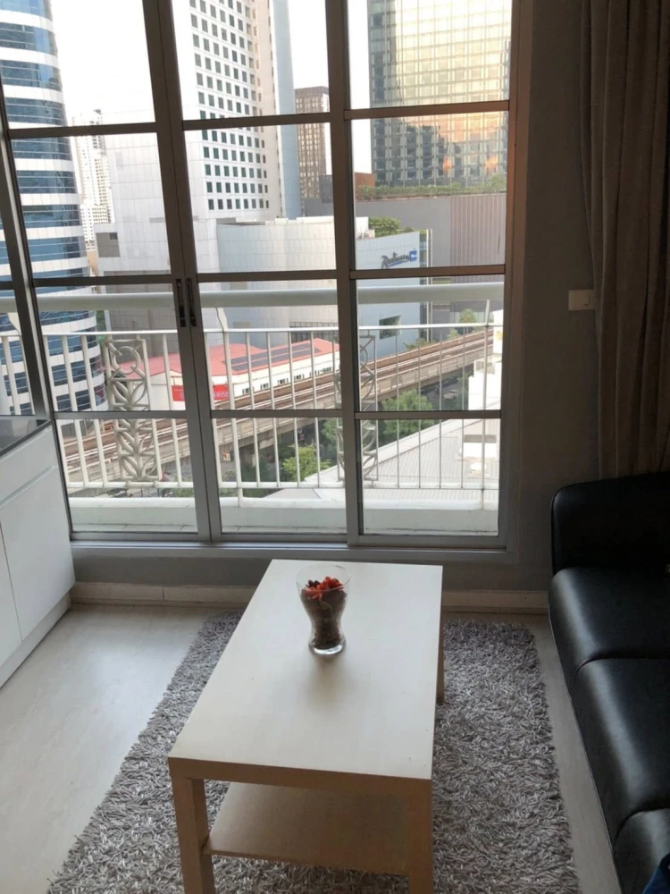 For rent: AP CitiSmart Sukhumvit 18, 2 bedrooms, spacious living area, great location, convenient transportation. You can't miss this opportunity!