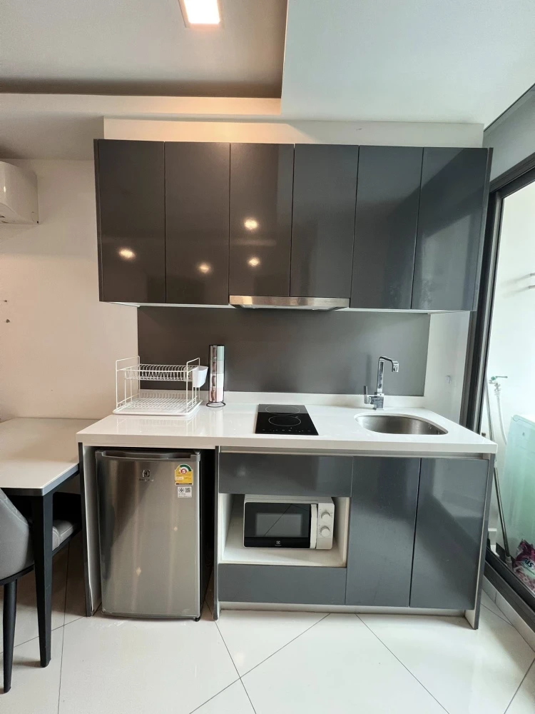 For rent Arcadia Beach Continental 1 bedroom 1 bathroom, lots of usable space, good location, pool view, book now!