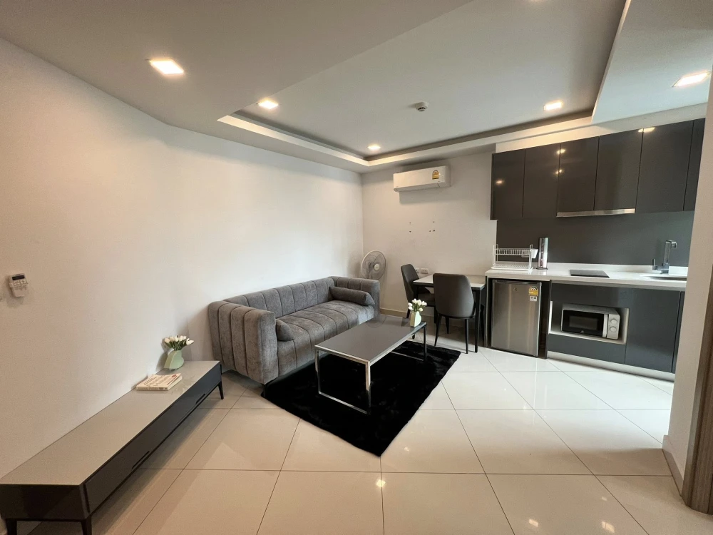 For rent Arcadia Beach Continental 1 bedroom 1 bathroom, lots of usable space, good location, pool view, book now!
