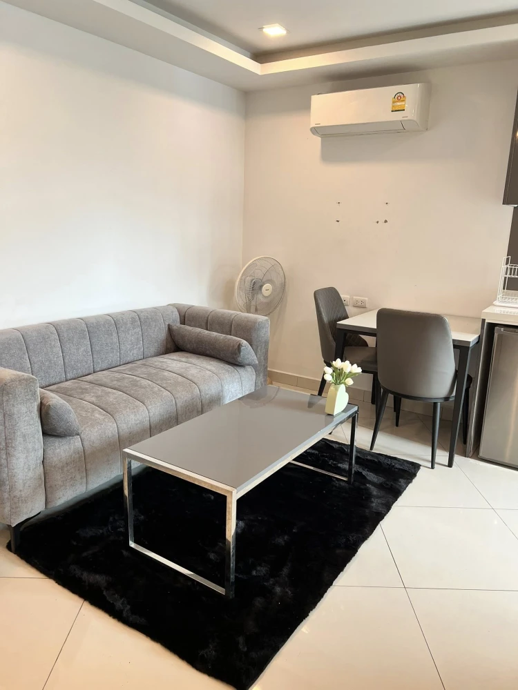 For rent Arcadia Beach Continental 1 bedroom 1 bathroom, lots of usable space, good location, pool view, book now!