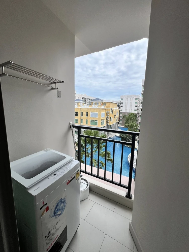 For rent Arcadia Beach Continental 1 bedroom 1 bathroom, lots of usable space, good location, pool view, book now!