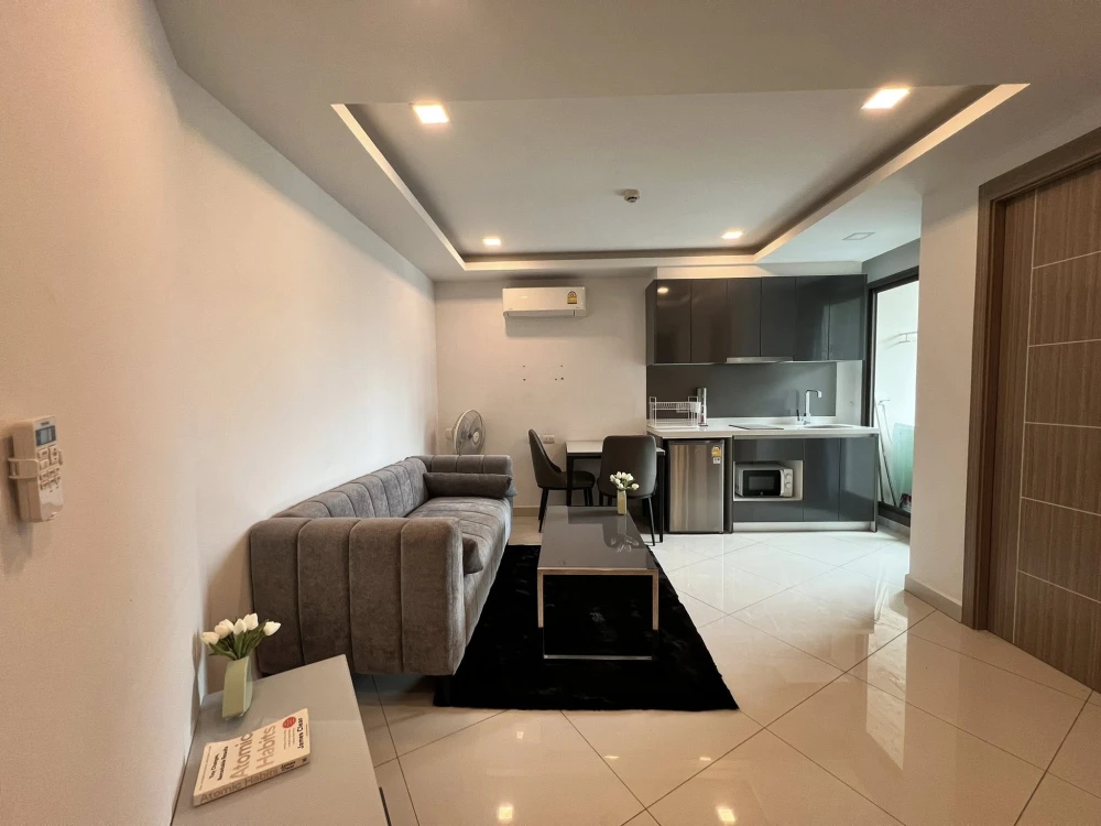 For rent Arcadia Beach Continental 1 bedroom 1 bathroom, lots of usable space, good location, pool view, book now!