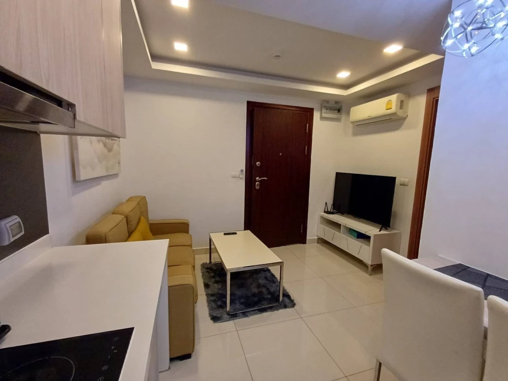 For rent: Arcadia Beach Resort, nice room, good location, fully furnished, just bring your bags and move in.
