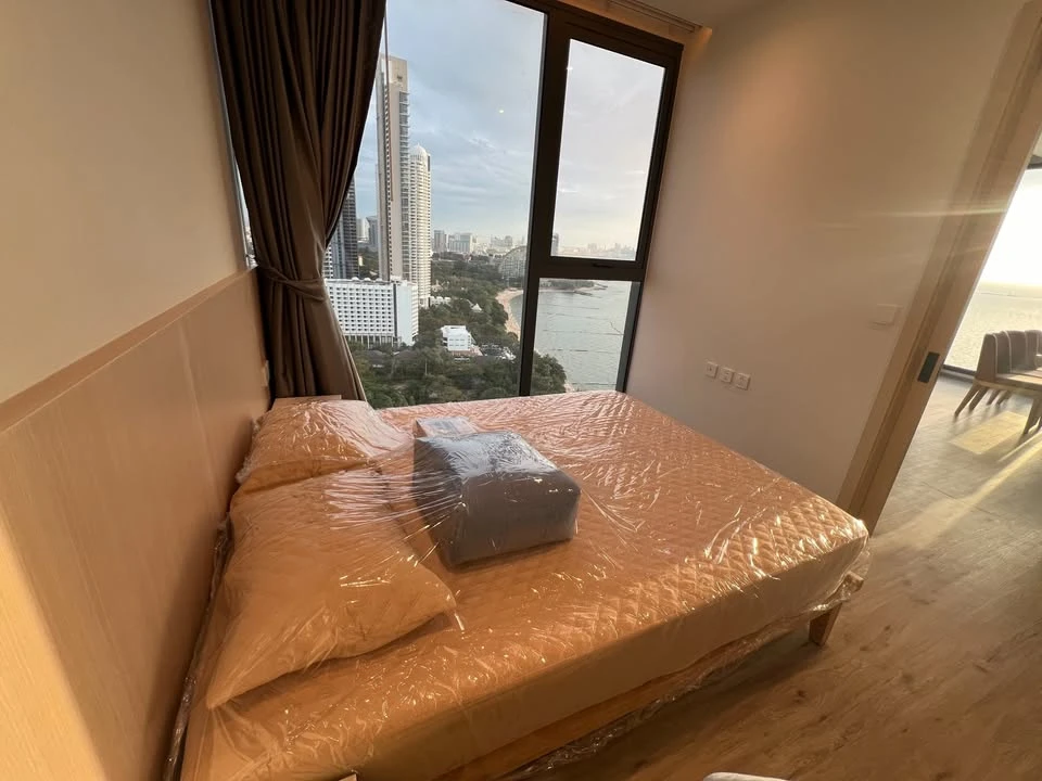 For rent: AROM WONGAMAT, 2 bedrooms, spacious living area, beautiful unblocked views, private elevator. Book now!