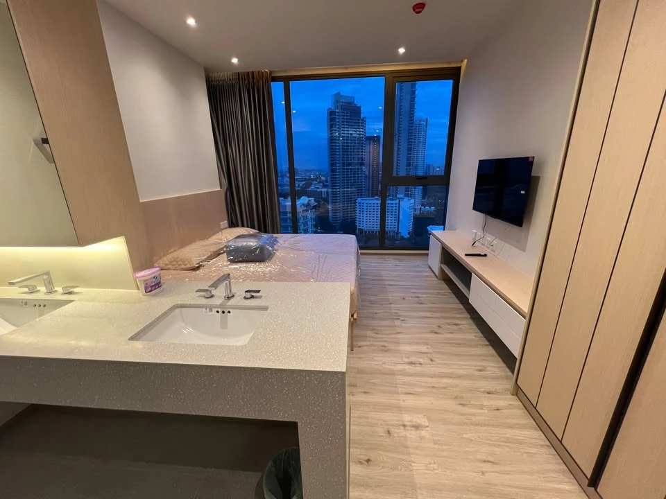 For rent: AROM WONGAMAT, 2 bedrooms, spacious living area, beautiful unblocked views, private elevator. Book now!