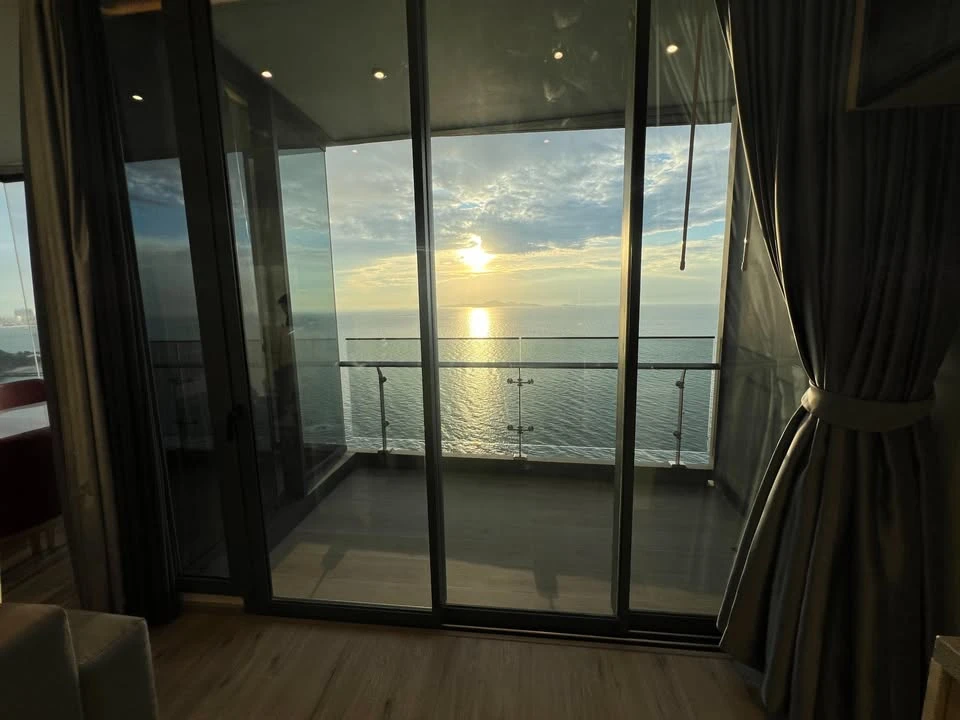 For rent: AROM WONGAMAT, 2 bedrooms, spacious living area, beautiful unblocked views, private elevator. Book now!