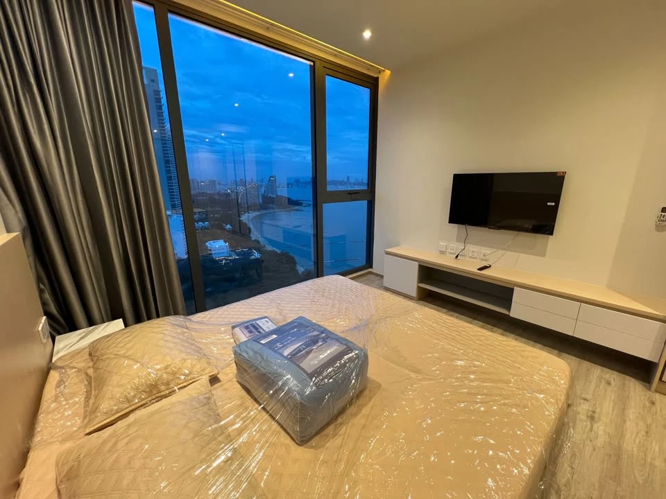 For rent: AROM WONGAMAT, 2 bedrooms, spacious living area, beautiful unblocked views, private elevator. Book now!
