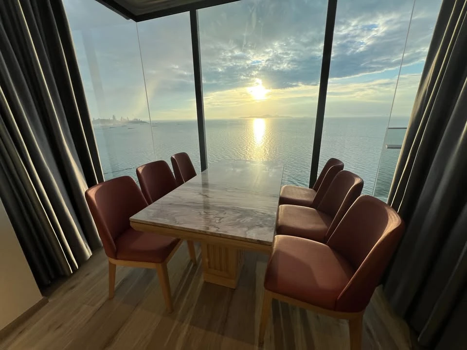 For rent: AROM WONGAMAT, 2 bedrooms, spacious living area, beautiful unblocked views, private elevator. Book now!