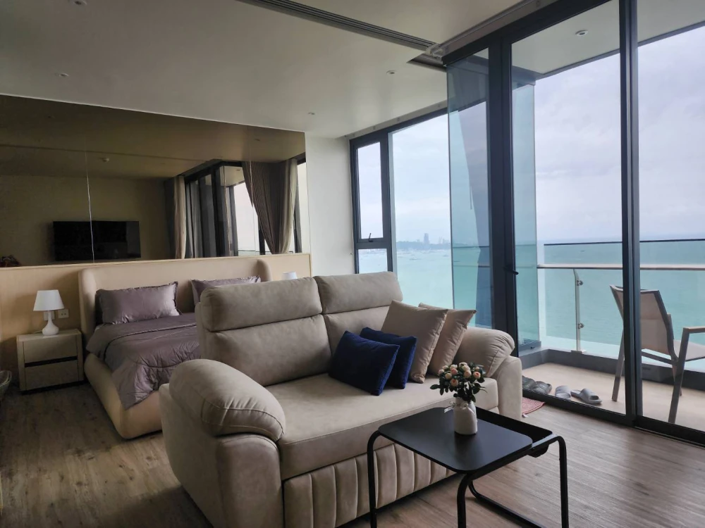 For rent: Arom Wongamat, 24th floor. Spacious room with great view, fully furnished. Book now! Don't miss out!