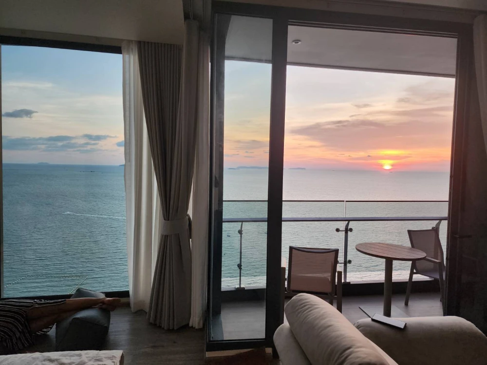 For rent: Arom Wongamat, 24th floor. Spacious room with great view, fully furnished. Book now! Don't miss out!