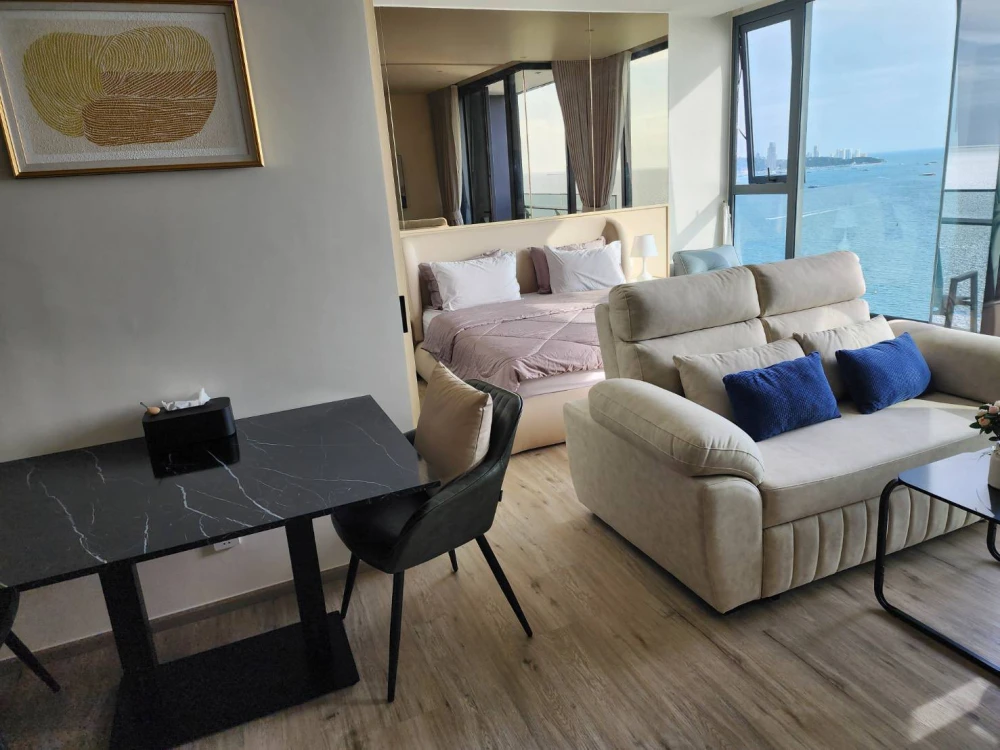 For rent: Arom Wongamat, 24th floor. Spacious room with great view, fully furnished. Book now! Don't miss out!