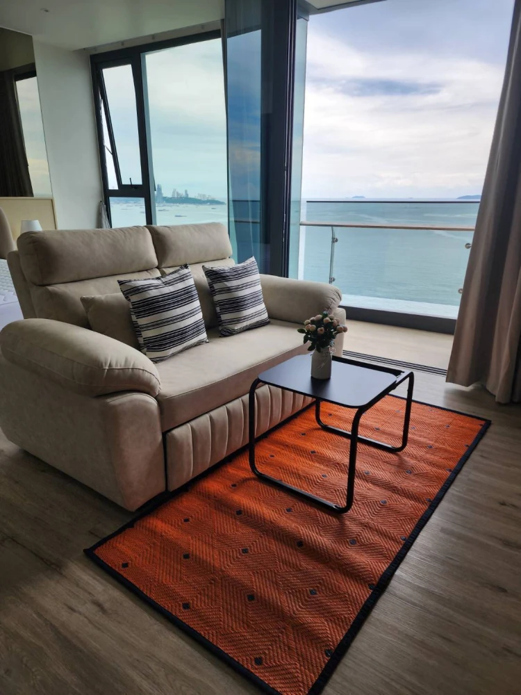 For rent: Arom Wongamat, 24th floor. Spacious room with great view, fully furnished. Book now! Don't miss out!