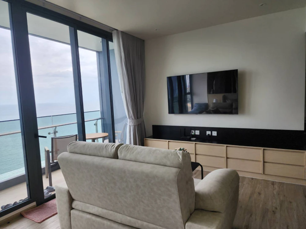 For rent: Arom Wongamat, 24th floor. Spacious room with great view, fully furnished. Book now! Don't miss out!