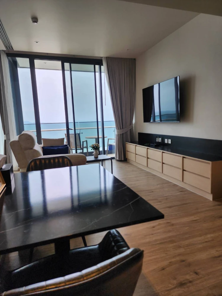 For rent: Arom Wongamat, 24th floor. Spacious room with great view, fully furnished. Book now! Don't miss out!