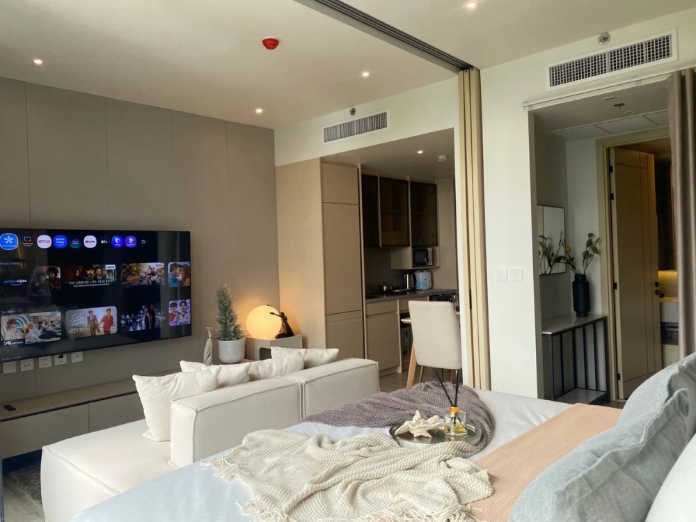 For rent: AROM WONGAMAT, 3rd floor. Great view, beautiful room, fully furnished. Book now, don't wait!