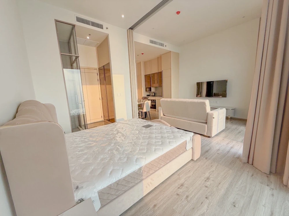 For rent: AROM WONGAMAT. Spacious room with plenty of usable space, beautiful view from a high floor, unblocked. Book now!