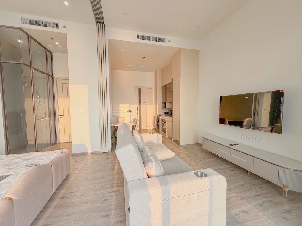 For rent: AROM WONGAMAT. Spacious room with plenty of usable space, beautiful view from a high floor, unblocked. Book now!