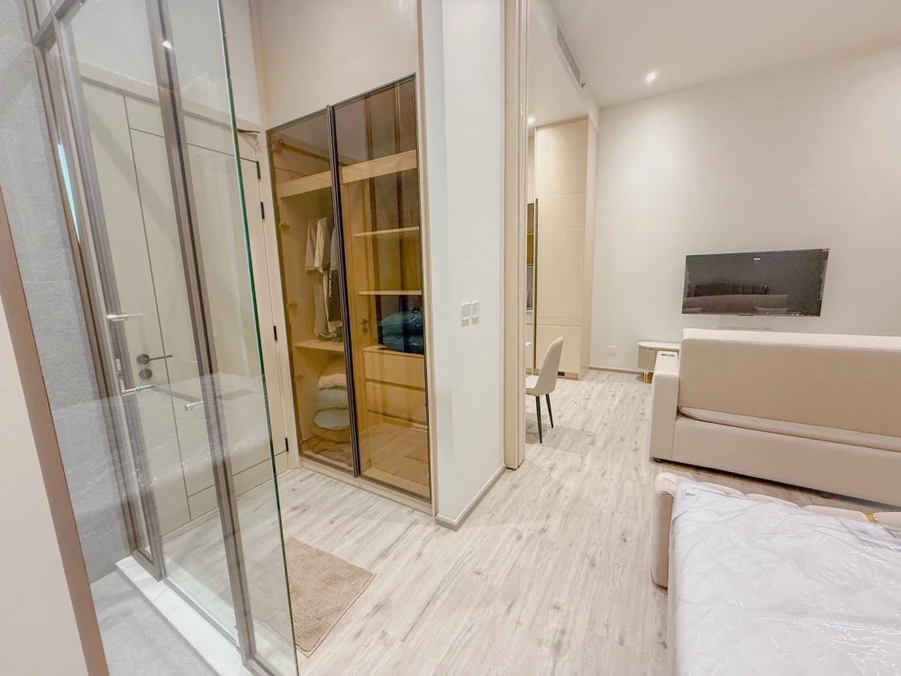 For rent: AROM WONGAMAT. Spacious room with plenty of usable space, beautiful view from a high floor, unblocked. Book now!