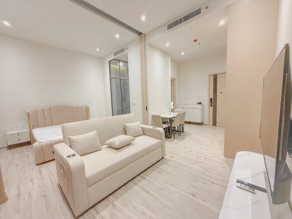 For rent: AROM WONGAMAT. Spacious room with plenty of usable space, beautiful view from a high floor, unblocked. Book now!