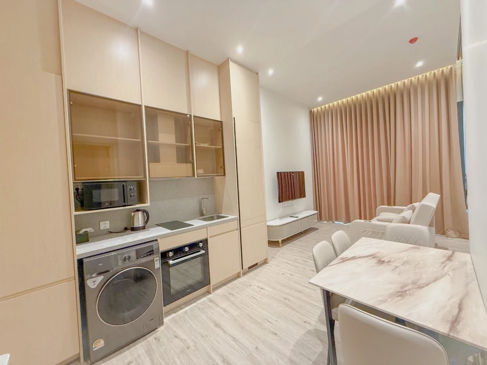 For rent: AROM WONGAMAT. Spacious room with plenty of usable space, beautiful view from a high floor, unblocked. Book now!