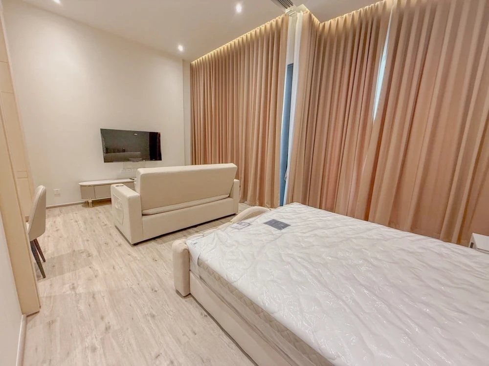 For rent: AROM WONGAMAT. Spacious room with plenty of usable space, beautiful view from a high floor, unblocked. Book now!