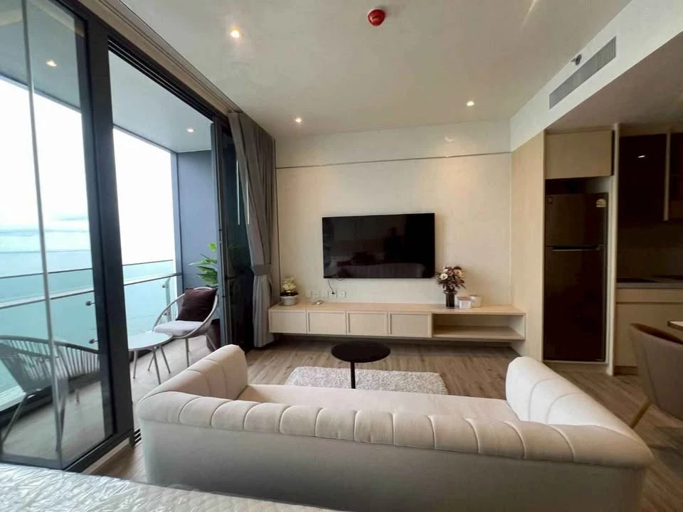 For rent sell: AROM WONGAMAT, a lovely room, beautifully decorated, with a beautiful view of Pattaya. Don't miss out on something this good.