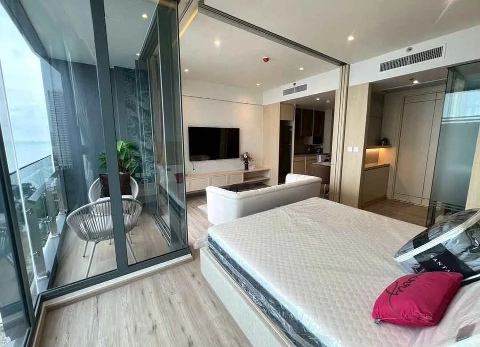 For rent sell: AROM WONGAMAT, a lovely room, beautifully decorated, with a beautiful view of Pattaya. Don't miss out on something this good.