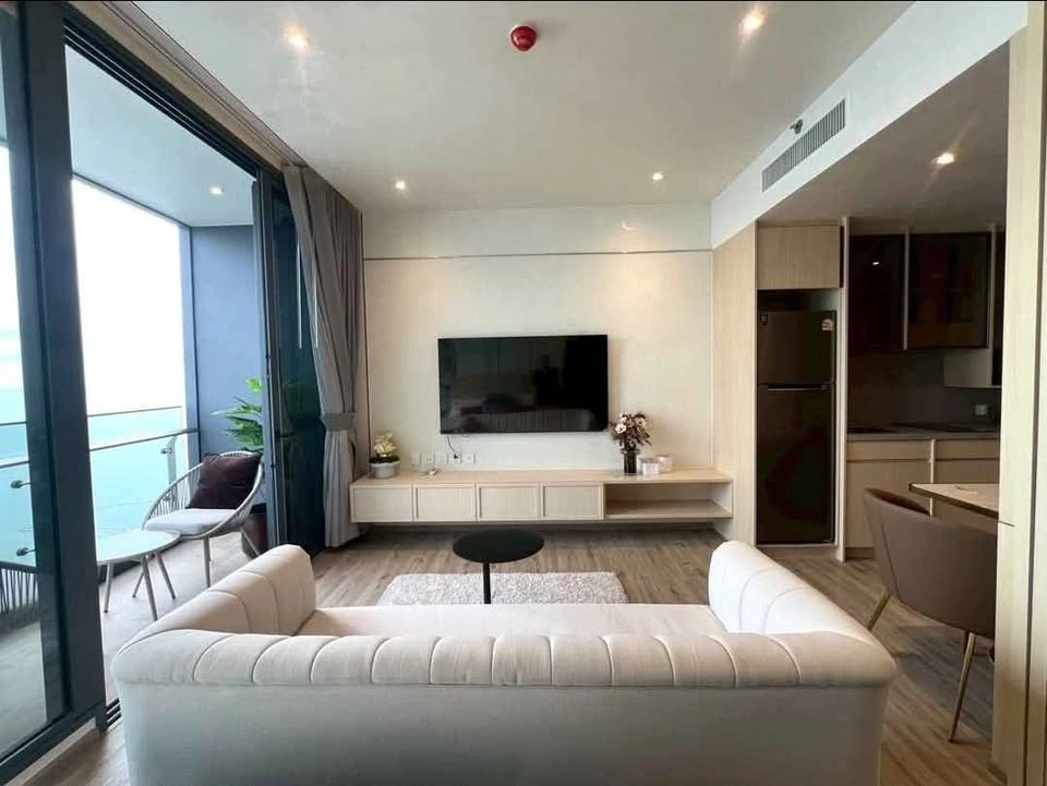 For rent sell: AROM WONGAMAT, a lovely room, beautifully decorated, with a beautiful view of Pattaya. Don't miss out on something this good.