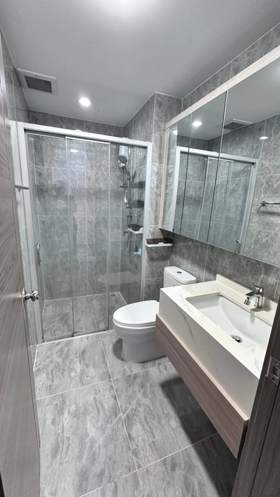 For rent: Artisan Ratchada, a lovely, fully furnished, spacious high-floor unit. Book now!