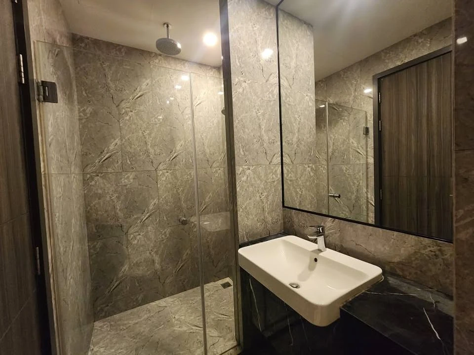For rent: Ashton Asoke, 1 bedroom, 1 bathroom, built-in headboard, fully furnished, don't miss out.