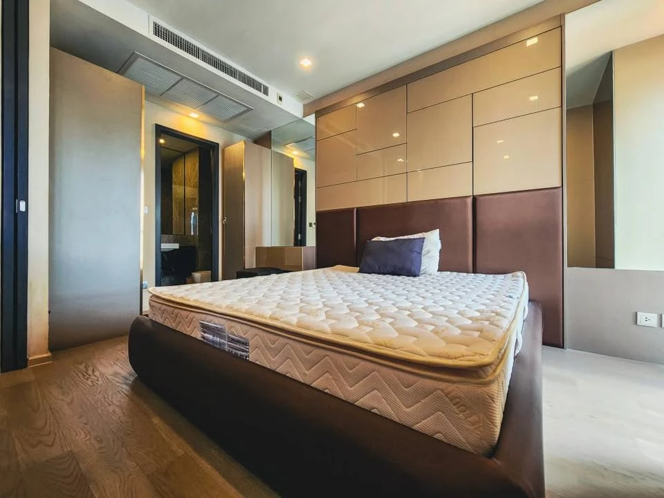 For rent: Ashton Asoke, 1 bedroom, 1 bathroom, built-in headboard, fully furnished, don't miss out.