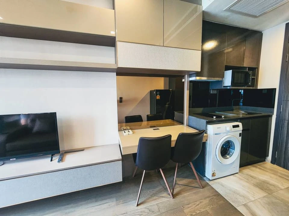 For rent: Ashton Asoke, 1 bedroom, 1 bathroom, built-in headboard, fully furnished, don't miss out.