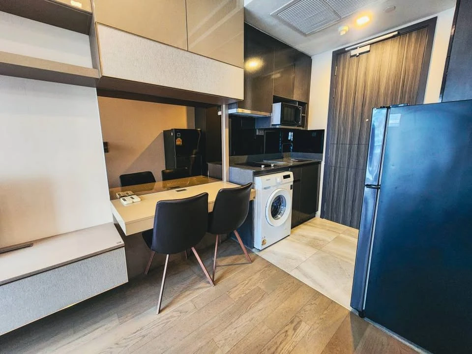 For rent: Ashton Asoke, 1 bedroom, 1 bathroom, built-in headboard, fully furnished, don't miss out.