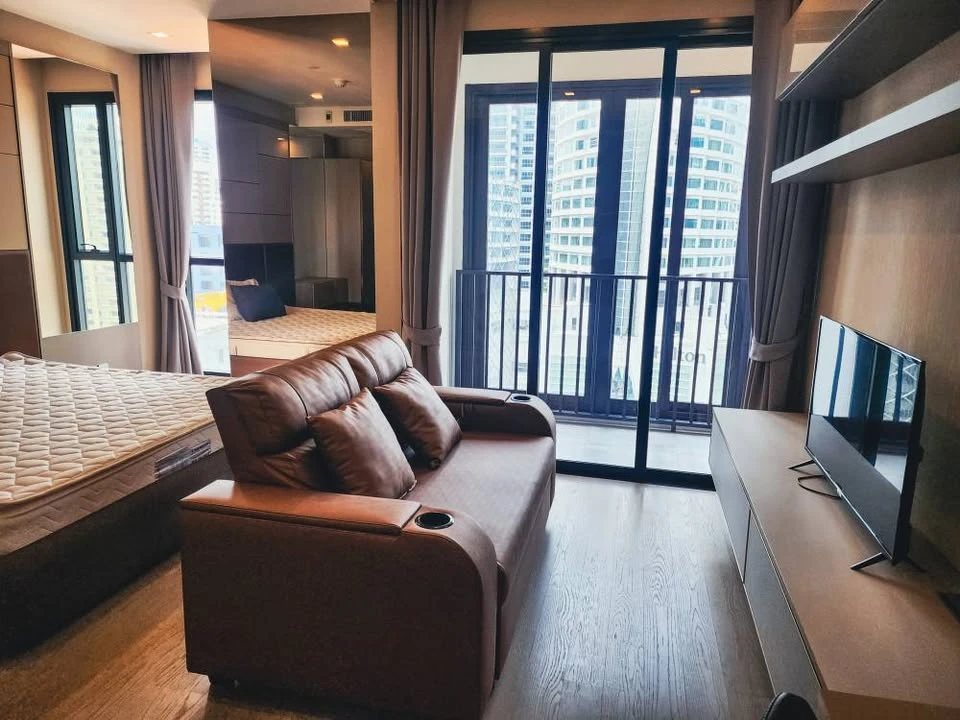 For rent: Ashton Asoke, 1 bedroom, 1 bathroom, built-in headboard, fully furnished, don't miss out.