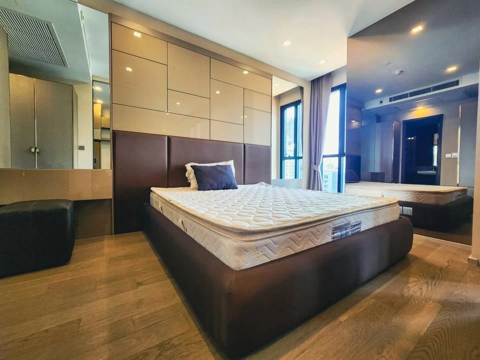 For rent: Ashton Asoke, 1 bedroom, 1 bathroom, built-in headboard, fully furnished, don't miss out.