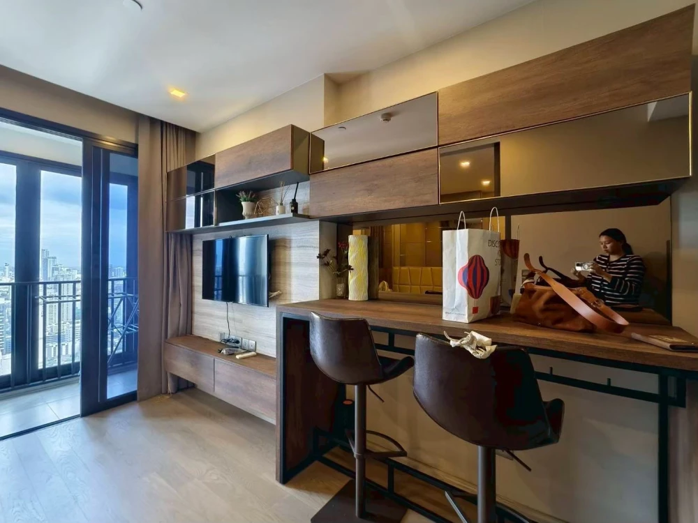 For rent: Ashton Asoke, 1 bedroom, 1 bathroom. Stunningly decorated with full furnishings. Book now!