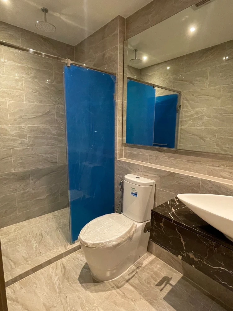 For rent: Ashton Asoke-Rama 9, overlooking the Sam Sen canal. Enjoy the cool sun and beautiful, fully furnished room. Ready to move in!