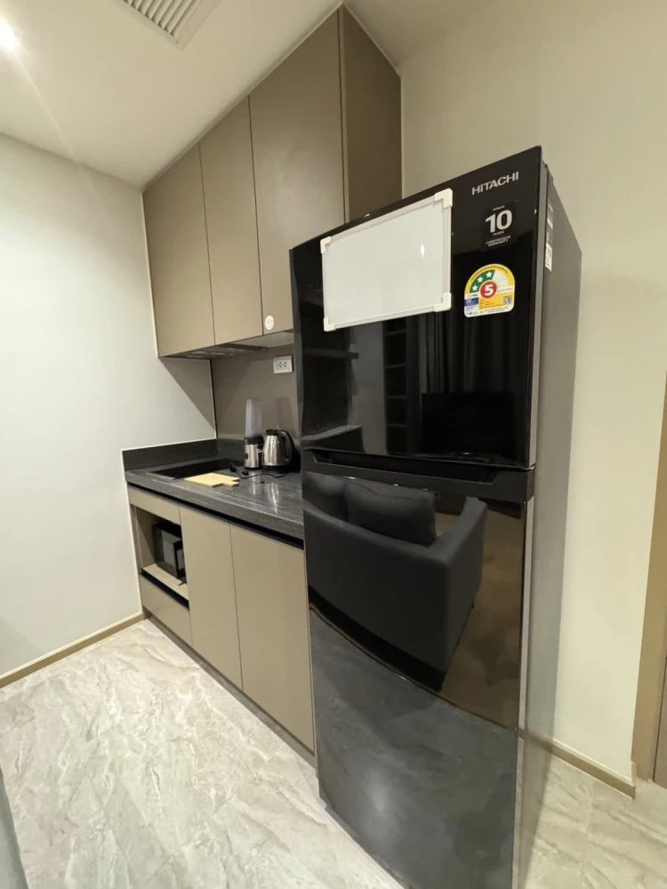 For rent: Ashton Asoke-Rama 9, overlooking the Sam Sen canal. Enjoy the cool sun and beautiful, fully furnished room. Ready to move in!