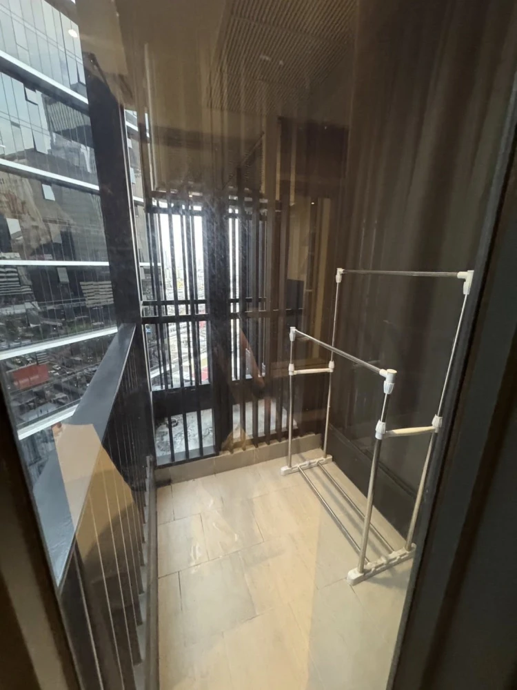 For rent: Ashton Asoke-Rama 9, overlooking the Sam Sen canal. Enjoy the cool sun and beautiful, fully furnished room. Ready to move in!