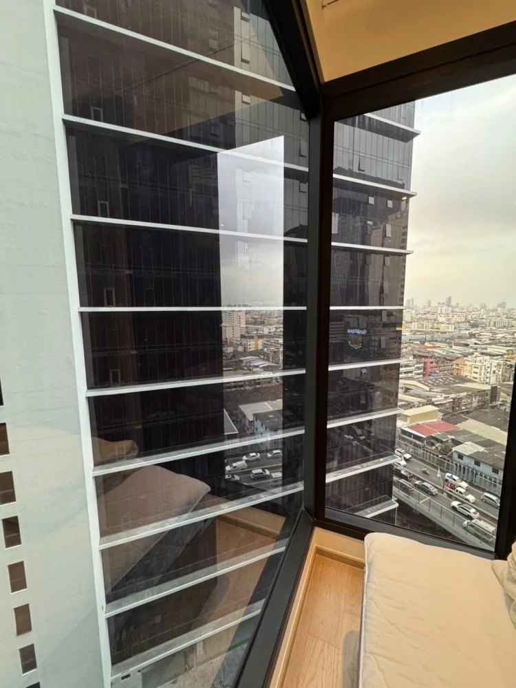 For rent: Ashton Asoke-Rama 9, overlooking the Sam Sen canal. Enjoy the cool sun and beautiful, fully furnished room. Ready to move in!