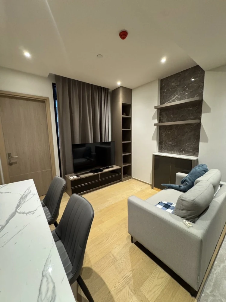 For rent: Ashton Asoke-Rama 9, overlooking the Sam Sen canal. Enjoy the cool sun and beautiful, fully furnished room. Ready to move in!