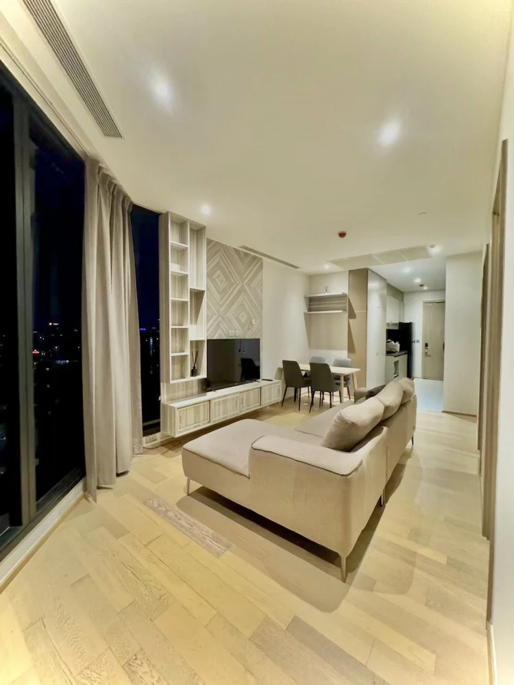 For rent: Ashton Asoke-Rama 9, top-floor unit with expansive glass balcony and fully furnished with built-in features. Book now!