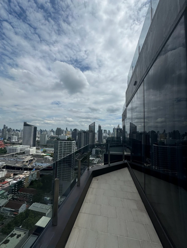 For rent: Ashton Asoke-Rama 9, top-floor unit with expansive glass balcony and fully furnished with built-in features. Book now!